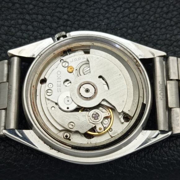 Seiko Red Dial Diver's Watch - Picture 10 of 10